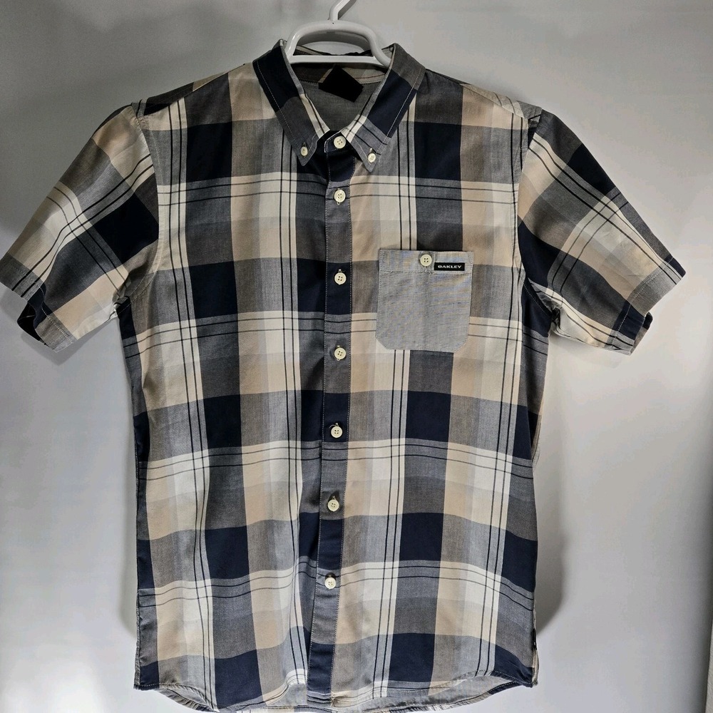 Oakley Mens Short Sleeve Button Up.  Gray Plaid Size Med. Chest 40. Length 29